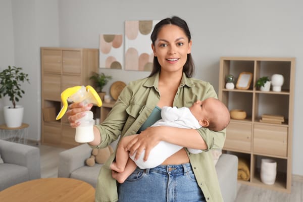 Pumping & Bottle Feeding: Building a Routine That Works