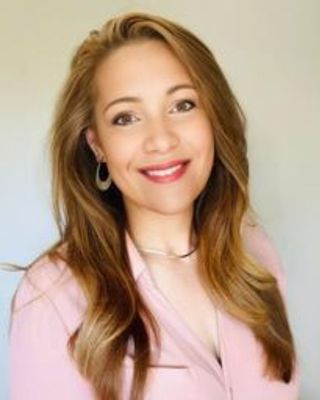 320×400 Ellie Carver